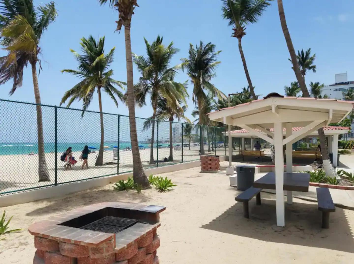 Sunset Paradise Cozy Beachfront Escape - Isla Verde San Juan Eksteriør billede